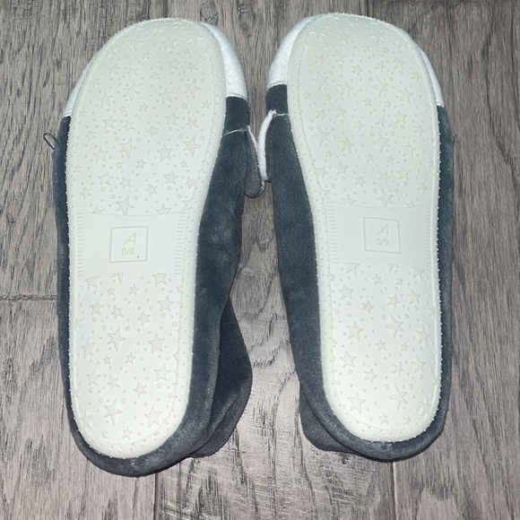 *3 for $10* Ardene wolf slippers - Picture 3 of 4